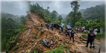 Read more about - Kerala Flash Flood | কেরলে হড়পা বানের সঙ্গে ভূমিধস! প্রকৃতির রোষে  মৃত অন্তত ৫, নিখোঁজ ২!
