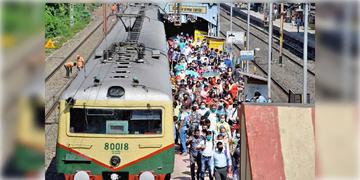 Read more about - Railway | আন্দুল স্টেশনে কাজের জন্য  ২০২টি লোকাল ট্রেন বাতিল করলো দক্ষিণ-পূর্ব রেলওয়ে! বাতিল একাধিক দূরপাল্লার ট্রেনও!