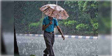 Read more about - Weather Update | রোদ-বৃষ্টির সাঁড়াশি আক্রমণ, একনজরে কলকাতার আজকের আবহাওয়া আপডেট