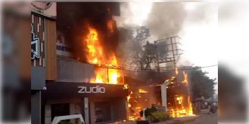 Read more about - Barrackpore Fire | ব্যারাকপুরে অতীন্দ্র সিনেমা হলের পাশে আগুন! 'এমন আগুন আগে লাগেনি' বলছেন স্থানীয়রা