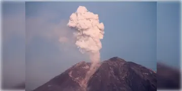 Read more about - Indonesia | ইন্দোনেশিয়ায় জেগে উঠেছে মাউন্ট সেমেরু, অগ্নুৎপাতের জেরে আকাশ ঢেকেছে কালো ধোঁয়ায়