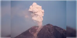 Read more about - Indonesia | ইন্দোনেশিয়ায় জেগে উঠেছে মাউন্ট সেমেরু, অগ্নুৎপাতের জেরে আকাশ ঢেকেছে কালো ধোঁয়ায়