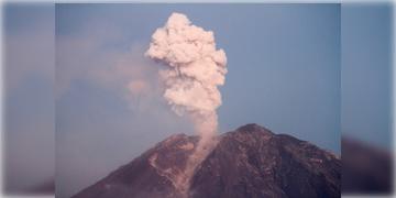 Read more about - Indonesia | ইন্দোনেশিয়ায় জেগে উঠেছে মাউন্ট সেমেরু, অগ্নুৎপাতের জেরে আকাশ ঢেকেছে কালো ধোঁয়ায়