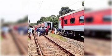Read more about - Falaknuma Express | চলন্ত অবস্থাতেই দু’টুকরো হয়ে গেলো ট্রেন! আলাদা হয়ে গেলো সেকেন্দ্রাবাদ-হাওড়া ফলকনুমা এক্সপ্রেসের দু’টি বগি!