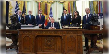 Read more about - Donald Trump | ৩ সপ্তাহর জন্য যুদ্ধবিরতির মেয়াদ বাড়াতে সম্মত হয়েছে লেবানন ও ইজ়রায়েল, দাবি ট্রাম্পের!