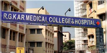 Read more about - RG Kar Hospital । আর জি কর মেডিক্যাল হাসপাতালের সেমিনার রুম থেকে কর্তব্যরত জুনিয়র মহিলা চিকিৎসকের অর্ধনগ্ন দেহ উদ্ধার