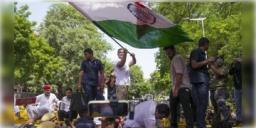Read more about - Delhi Protest | আজ ফের দিল্লিতে উত্তেজনার আশঙ্কা! ইন্ডিয়া গেট থেকে সুপ্রিম কোর্ট পর্যন্ত মিছিলের পরিকল্পনা বিরোধী নেতাদের!