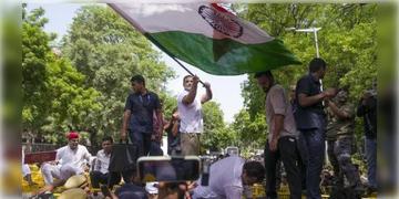 Read more about - Delhi Protest | আজ ফের দিল্লিতে উত্তেজনার আশঙ্কা! ইন্ডিয়া গেট থেকে সুপ্রিম কোর্ট পর্যন্ত মিছিলের পরিকল্পনা বিরোধী নেতাদের!