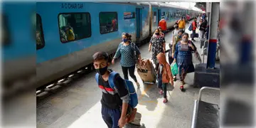 Read more about - Shalimar Station । ব্যাগভর্তি টাকার পাহাড়, শালিমার স্টেশনে যাত্রীর কান্ড দেখে চক্ষু চড়কগাছ পুলিশের