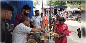 Read more about - Raghunathganj | মাত্র ২০ টাকায় ভরপেট নিরামিষ থালি, রঘুনাথগঞ্জে প্রশংসনীয় উদ্যোগ  চার যুবকের!