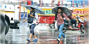 Read more about - Weather Update | বঙ্গে কালবৈশাখীর সতর্কতা জারি হাওয়া অফিসের, শুক্র অবধি মহানগরে চলবে ঝড়বৃষ্টি!