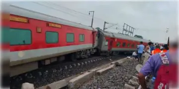 Read more about - Howrah-Mumbai Train Derailed | লাইনচ্যুত হাওড়া থেকে মুম্বইগামী সিএসএমটি এক্সপ্রেস! বেলাইন ১৮টি কামরা
