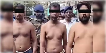 Read more about - Sarsuna Incident | বেহালা কাণ্ডে অর্ধনগ্ন করে হাঁটানো হল অভিযুক্তদেরও! রিপোর্ট তলব মানবাধিকার কমিশনের