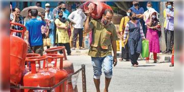 Read more about - রান্নার গ্যাসের দাম আরও ৫০ টাকা বৃদ্ধি পেল, কলকাতায় গ্যাসের দাম হাজারের গণ্ডি পার করল