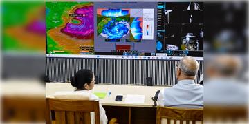 Read more about - North Bengal | বিপর্যয়ে বিহ্বল উত্তরবঙ্গ, নবান্নে খোলা হল কন্ট্রোল রুম, প্রকাশ্যে হেল্পলাইন নম্বর