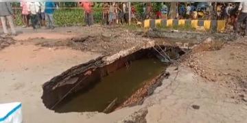 Read more about - Digha | ভেঙে পড়লো আস্ত কালভার্ট, কলকাতা থেকে বিচ্ছিন্ন দিঘা! ভোগান্তি উইকএন্ডের পর্যটকদের