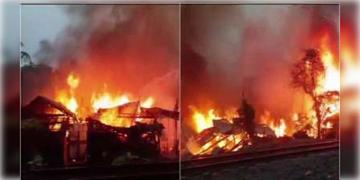 Read more about - Fire Breakout । ছুটির সকালেই ভয়াবহ অগ্নিকান্ড , উল্টোডাঙায় পুড়ে ছাই রেললাইনের বস্তির ১২টি ঘর