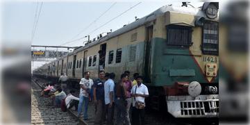 Read more about - Train Blockade | ষষ্ঠীর সকালেই ব্যাহত রেল পরিষেবা, অবরোধের কারণে সোনারপুর দক্ষিণ শাখায় রেল পরিষেবা বন্ধ থাকে