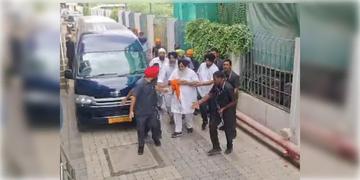 Read more about - Sukhbir Singh Badal | অকালি দলের প্রধান তথা প্রাক্তন উপ-মুখ্যমন্ত্রী সুখবীর সিং বাদলের উপর কৃরপান দিয়ে হামলা! তড়িঘড়ি ভর্তি করা হল হাসপাতালে!