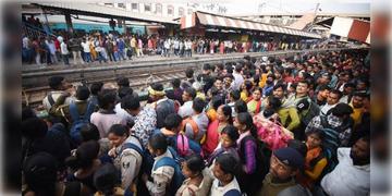 Read more about - Local Train | ঝাড়গ্রাম স্টেশনে রেলের ‘জন সংবাদ’, ট্রেনের দেরির অভিযোগে সরব যাত্রীরা!