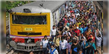 Read more about - Local Train । ৩০ থেকে ১০! ৫৬৩টি লোকাল ট্রেনের ভাড়া কমতে চলছে তিনগুণ!