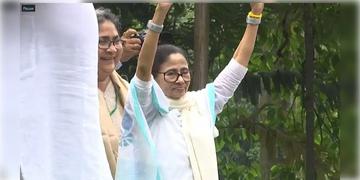 Read more about - Mamata Banerjee | 'চোরগুলোকে ফেরত নেবো না', 'বিজেপির পাশবালিশ না হয়ে সরাসরি বিজেপিতে যান'! রণংদেহী মেজাজে মমতা!