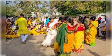 Read more about - বিক্ষুব্ধ বিশ্বভারতীর পড়ুয়ারা, নিষেধাজ্ঞা উপেক্ষা করে বসন্ত উৎসব পালন করায় উঠল স্লোগানও