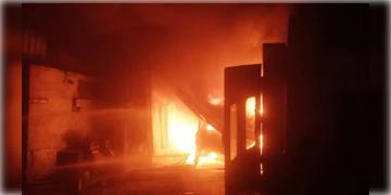 Read more about - Kolkata Fire Accident | বুধবার ভরসন্ধ্যায় রিপন স্ট্রিটে গাড়ির গ্যারেজে অগ্নিকাণ্ড, ঘটনাস্থলে দমকলের ৫টি ইঞ্জিন
