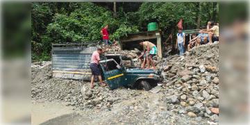 Read more about - Sikkim | সিকিমে প্রবল বৃষ্টির জেরে অবরুদ্ধ একাধিক সড়ক! নেমেছে ভূমিধসও!