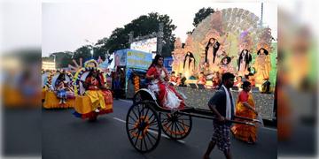 Read more about - Durga Puja Carnival 2024 | দুর্গাপুজো কার্নিভালে আমন্ত্রিত ২৮ হাজার, অংশগ্রহণ করবে ৯০টি পুজো