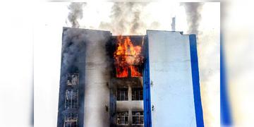 Read more about - Zilla Parishad Office | রয়েছে রাজনৈতিক যোগ? আলিপুরের নতুন প্রশাসনিক ভবনে অগ্নিকাণ্ডের ঘটনায় এবার দায়ের FIR!