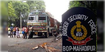 Read more about - India-Bangladesh | বাংলাদেশের অস্থির পরিবেশের জেরে বন্ধ ভারতের সঙ্গে আমদানি-রপ্তানি! একদিনেই কয়েক কোটি টাকার ক্ষতির আশঙ্কা