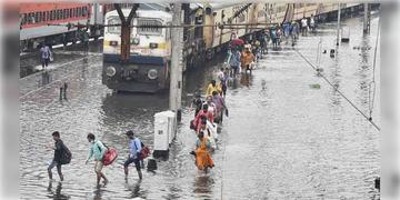 Read more about - Kolkata Flood | জলমগ্ন কলকাতায় বন্ধ একাধিক লোকাল-দূরপাল্লার ট্রেন, বন্ধ চক্র রেল
