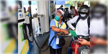 Read more about - ভোটের আগে চমক! ২০২১ -এ আজ বুধবার প্রথম দাম কমলো পেট্রল ও ডিজেলের