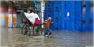 Read more about - Weather Update | ঝড়-বৃষ্টির সাঁড়াশি আক্রমণে জেরবার মহানগর, একনজরে কলকাতার আজকের আবহাওয়া আপডেট