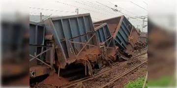 Read more about - Train Accident | চান্ডিলে একসঙ্গে লাইনচ্যুত দুটি মালগাড়ি! বাতিল ২০ টিরও বেশি যাত্রীবাহী ট্রেন!