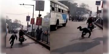 Read more about - আসানসোলে বামেদের হরতালের সমর্থনে  বাইক আরোহীকে আটকাতে গিয়ে মুখ থুবড়ে পড়লেন হরতাল সমর্থক