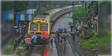 Read more about - Eastern Railway | আর ট্র্যাকে জল জমে থামবে না ট্রেন, হাওড়া-শিয়ালদহ ডিভিশনে চলছে বিশাল কর্মকাণ্ড!