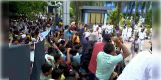 Read more about - Bikash Bhavan | নতুন চাকরিপ্রার্থীদের আন্দোলনে উত্তপ্ত বিকাশ ভবন চত্বর! টেনে হিঁচড়ে সরিয়ে দিলো পুলিশ!