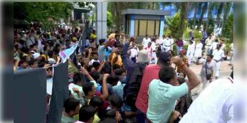 Read more about - Bikash Bhavan | নতুন চাকরিপ্রার্থীদের আন্দোলনে উত্তপ্ত বিকাশ ভবন চত্বর! টেনে হিঁচড়ে সরিয়ে দিলো পুলিশ!