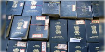 Read more about - Bangladesh | বাংলাদেশিদের জাল নথি তৈরীর চক্র পশ্চিমবঙ্গে! উদ্ধার ৩৬টি ভারতীয় পাসপোর্টের ফটোকপি সহ একাধিক নথি