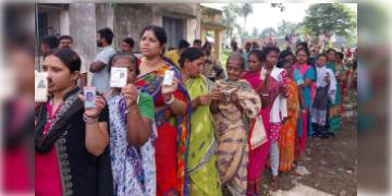 Read more about - Panchayat Election | আজ ৬৯৬টি বুথে পুননির্বাচন! বিজেপি প্রার্থীর বাড়ির সামনে লাল কালিতে প্রাণনাশের হুমকি!