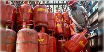 Read more about - LPG Price | ফের দাম বাড়লো বাণিজ্যিক গ্যাসের, স্বস্তি গৃহস্থের রান্নার গ্যাসের দামে!
