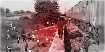 Read more about - Pushpak Train Accident | অগ্নিকাণ্ডের আতঙ্কের জেরে চলন্ত ট্রেন থেকে ঝাঁপ! অন্তত ৭ জনকে পিষে দিলো পাশের ট্রেকের ট্রেন