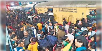 Read more about - New Delhi station | যাচ্ছিলেন মহাকুম্ভে, রাজধানীর রেল স্টেশনে ভিড়ে পদপিষ্ট হয়ে মৃত্যু ৯ মহিলা সহ অন্তত ১৮ জনের