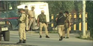 Read more about - নিরাপত্তাবাহিনীর সঙ্গে সংঘর্ষের জেরে শ্রীনগরে নিহত ২ জন জঙ্গি