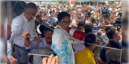 Read more about - Mamata Banerjee | তৃণমূলনেত্রী মমতা বন্দ্যোপাধ্যায়ের রাজনৈতিক কর্মসূচিতে বিশৃঙ্খলা, থামাতে হলো ভাষণ!