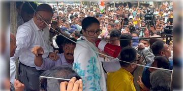 Read more about - Mamata Banerjee | তৃণমূলনেত্রী মমতা বন্দ্যোপাধ্যায়ের রাজনৈতিক কর্মসূচিতে বিশৃঙ্খলা, থামাতে হলো ভাষণ!