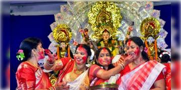 Read more about - Durga Puja 2026 | বিজয়া দশমীর সিঁদুর খেলা: প্রাচীন সধবা প্রথা থেকে আধুনিক নারীর সাম্য ও সামাজিক ঐক্যের মেলবন্ধন!