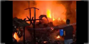 Read more about - EM Bypass Fire Breakout  । ফের আগুন লাগল ই এম বাইপাসে, পুড়ে ছাই প্রায় ১০ টি ঝুপড়ি